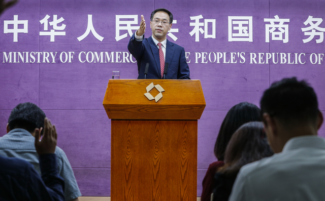 全面反华？卡尼正式通知中国：加征25％关税，中企必须卷铺盖走人