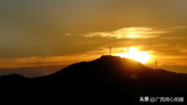 落日晚霞洒落大地，与连绵山川交相辉映，为秋日景致增添别样韵味