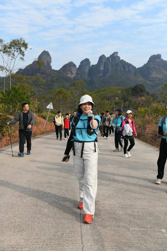 2025年第三届“多彩龙川·古邑苏区”环霍山30公里徒步活动举行