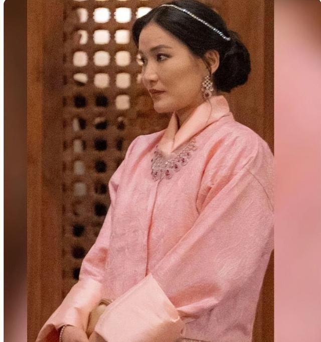 不丹佩玛王后置装费逐年上涨，披四爪龙披肩，拎爱马仕穿贝嫂高定