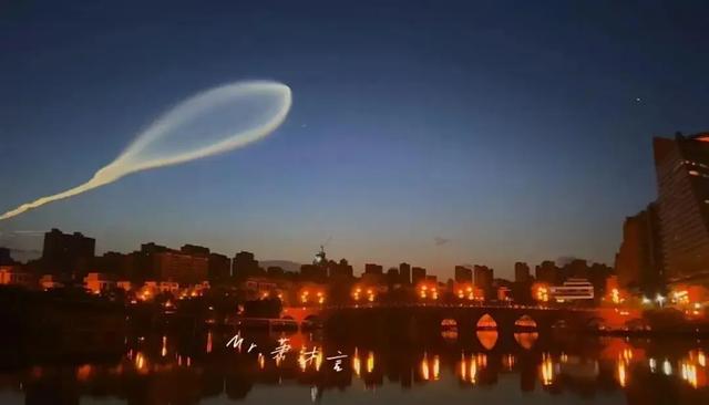 美国飞机疑似遭遇UFO：呈圆盘状，突然喷气推进后瞬间消失