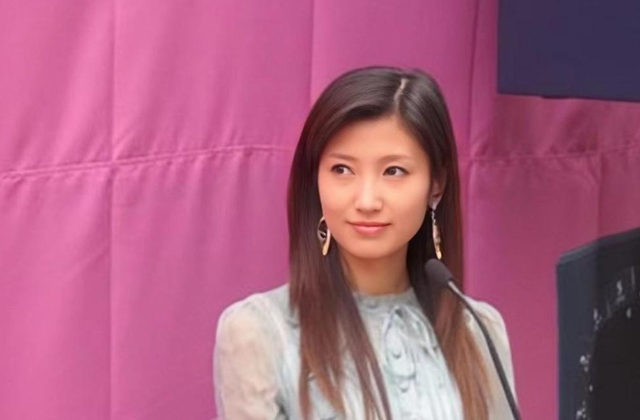 春妮没想到，丈夫刚强出席阅兵解说没多久，6岁儿子又给自己争光