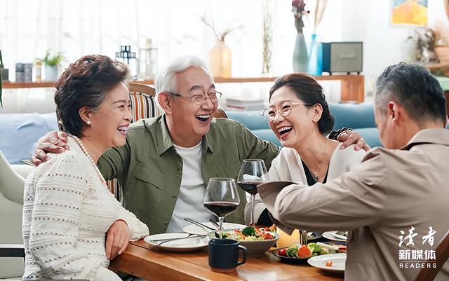 丈母娘问我妈退休金多少，我刚想说8000，老婆踢我一脚，说：婆婆退休金只有1000，我们每月还得接济她……