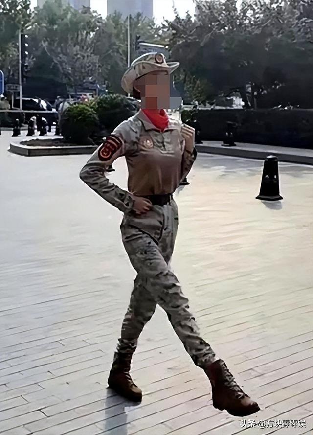93受阅女兵参加婚礼被骂惨！网友：穿这套衣服去是几个意思？