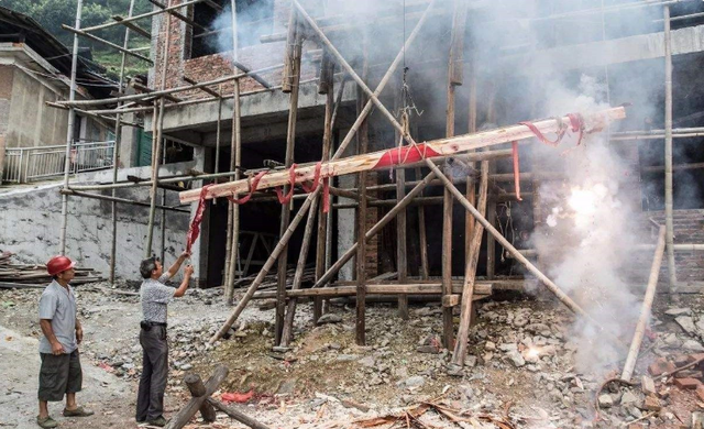 20万建三层小楼VS城里百万首付：农民工“城乡双栖”背后的现实账