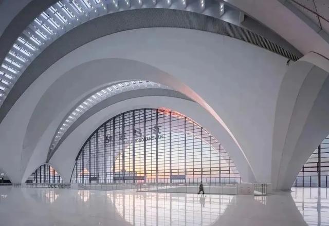 南昌东站真是太美了，颜值与实力并存，科技感十足