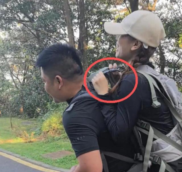 广东女子登山脚崴，被陌生小伙背40分钟下山，恶心的一幕出现了