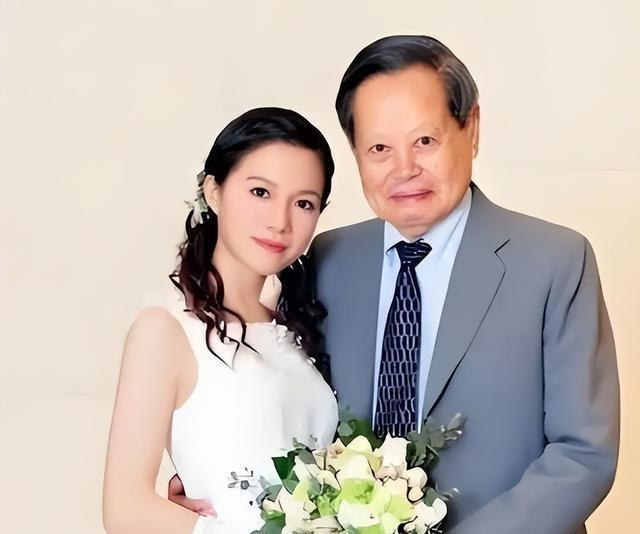演都不演了！杨振宁去世仅5天，恶心的事情发生了，结局大快人心