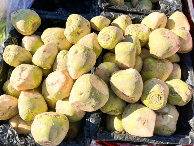 秋色满筐 早市上的色彩交响