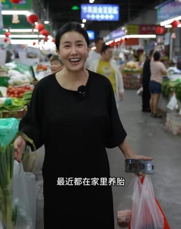 42岁香港艳星下嫁山东农村，曾不雅照满天飞，现状曝光，她后悔吗