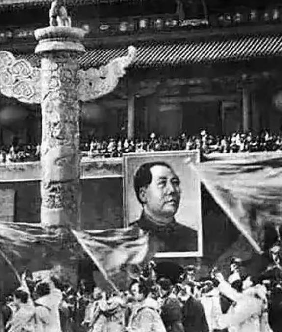 天安门为何不悬挂毛主席的照片，而是挂画像？主席画像师给出答案