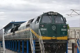 为什么青藏铁路到格尔木，要用美国的火车头？国产的不能用吗？图片