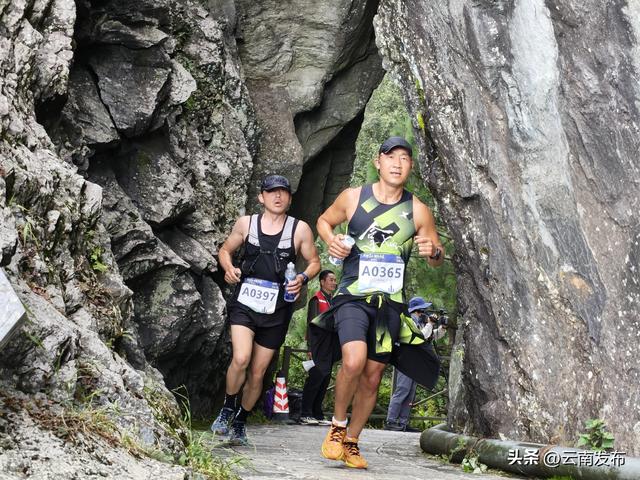 大理苍山国家步道徒步行活动鸣枪出发