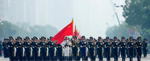 美国就算一动不动，中国20年也追不上？九三阅兵后，局势已被改