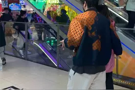 网友上海偶遇王思聪，同行女生戴口罩也很美，疑似与00后女友分手图片