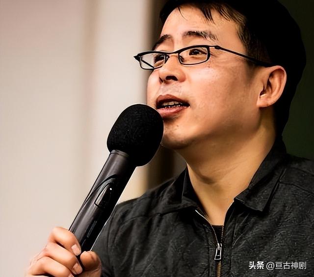 那个曾扬言让中国给全世界道歉，惨遭央视开除的阿丘，如今怎样了
