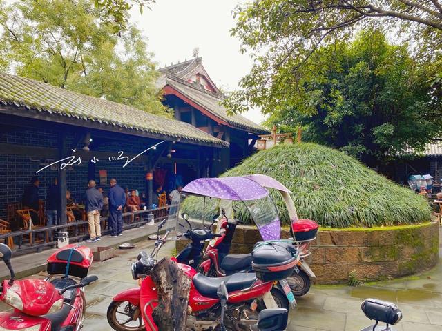 四川德阳“奇观”引关注：当地人坐在墓地里喝茶，游客直呼开眼界