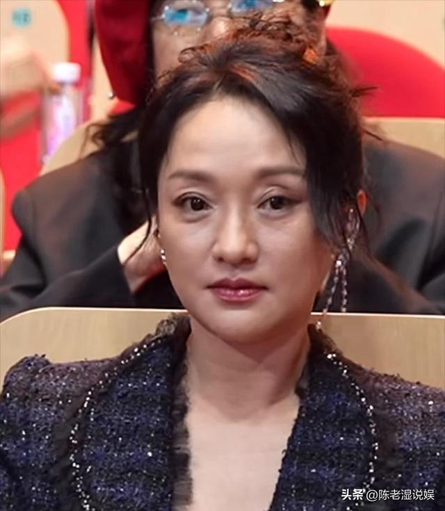 50岁周迅头发花白	，瘪嘴模样一脸老态认不出，无儿无女成最大遗憾