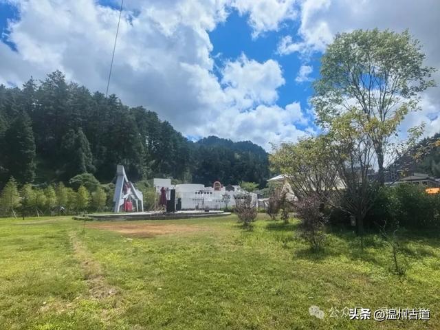 这个凭借21℃的天然清凉悄然“出圈”的森林小镇，别具异域风情！