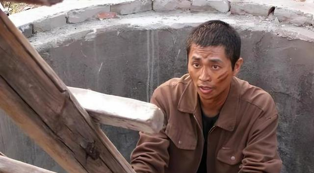 原来他已经去世8年，45岁就英年早逝，王宝强张译在他葬礼上痛哭