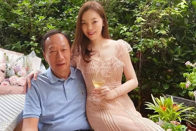 恩爱了17年，75岁的郭台铭开始衰老萎缩，51岁的曾馨莹仍娇艳如花