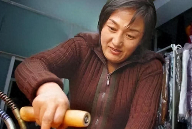 被教练下药终身不育，退役后当搓澡工嫁和尚，她是9枚金牌的冠军