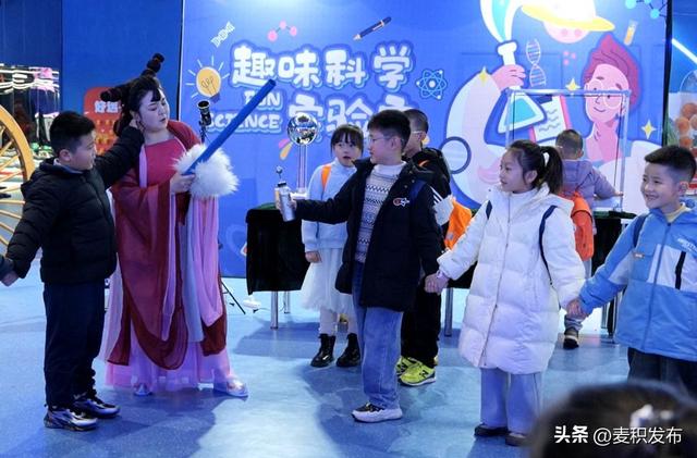 【东方微笑 多彩麦积】麦积山游客服务中心开启“趣味欢乐季” 冬日畅玩点燃文旅新热度