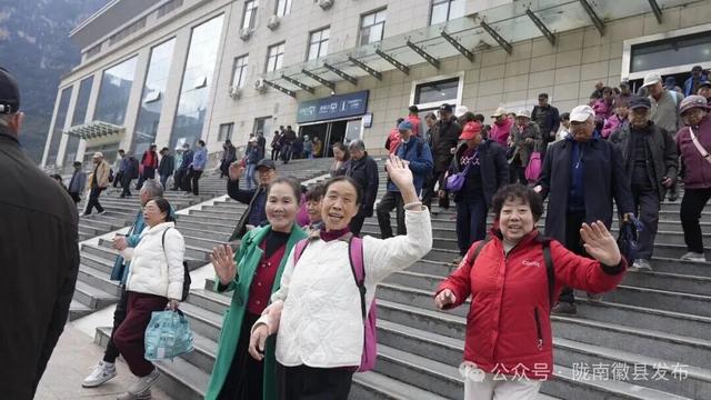 首趟！宝鸡至徽县旅游专列到站，千名游客沉浸式解锁“陇上江南”山水与美味