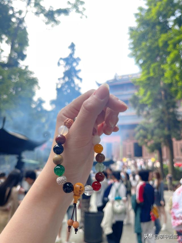 灵隐寺免票：千年古刹的“去商业化”破冰，还是流量经济的新叙事