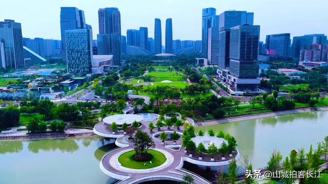 成都人口密度排首位的区，因一座祠堂而得名，夜市烟火气很浓！