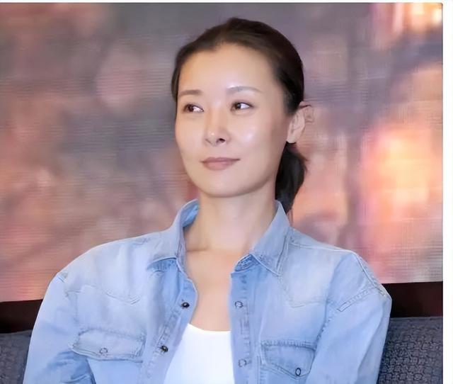 爷爷是开国上将，爸爸是副参谋长，52岁仍单身一人！