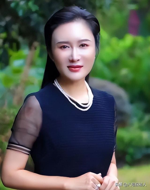 74岁张纪中“服老”了，剃胡须染黑发年轻20岁，和杜星霖更般配