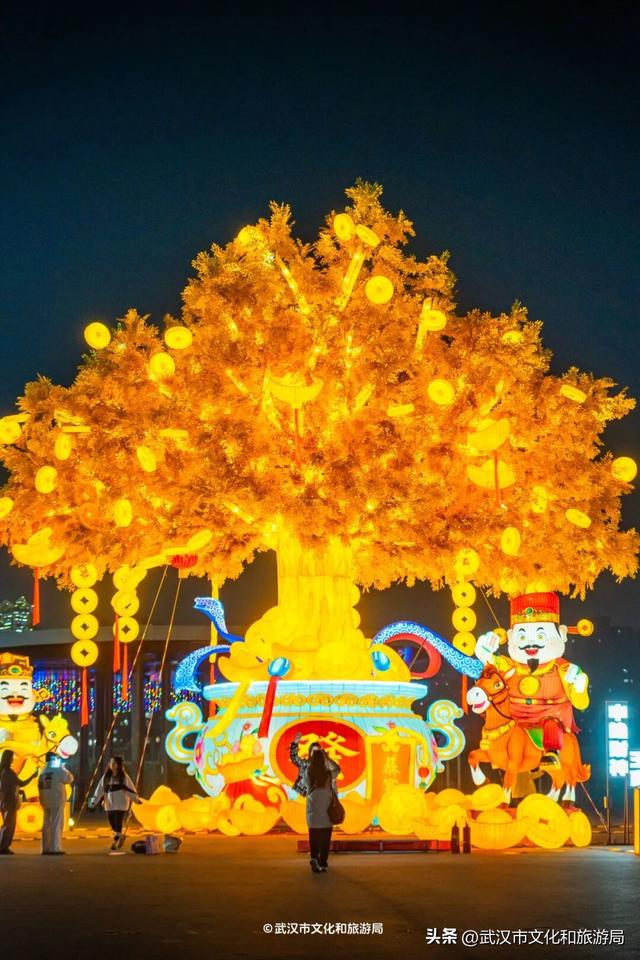 武汉最大发财树，三层楼高，明天亮！