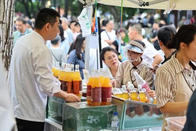 339.6万人点赞“向新”，文化与烟火点亮城市夜晚