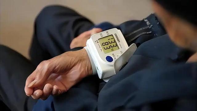 尿毒症死亡的人越来越多？医生警告：天热宁可吃冰棍，也别吃3物