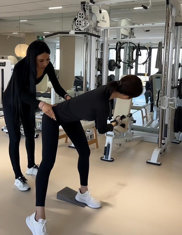 李纯婚后放纵开始还债了，健身累到大腿颤抖，带上北京爷们一起练