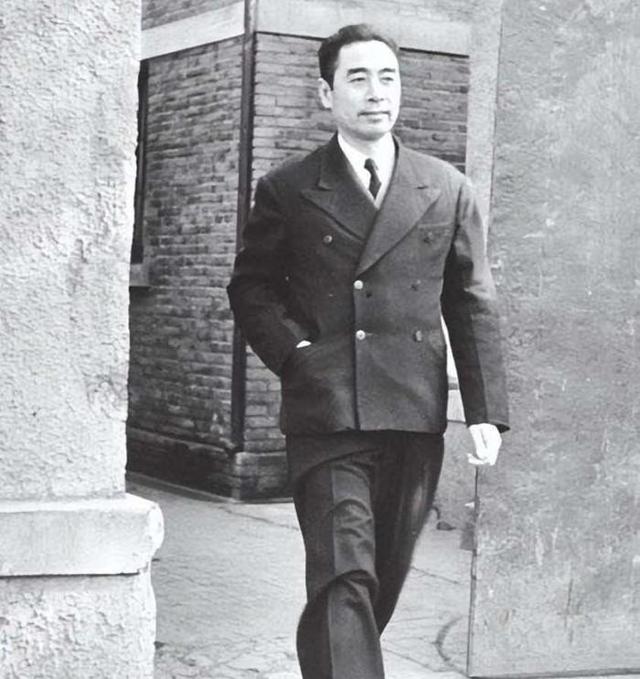 1948年毛主席东渡黄河，刚开船，毛泽东突然转身：快！给我照相