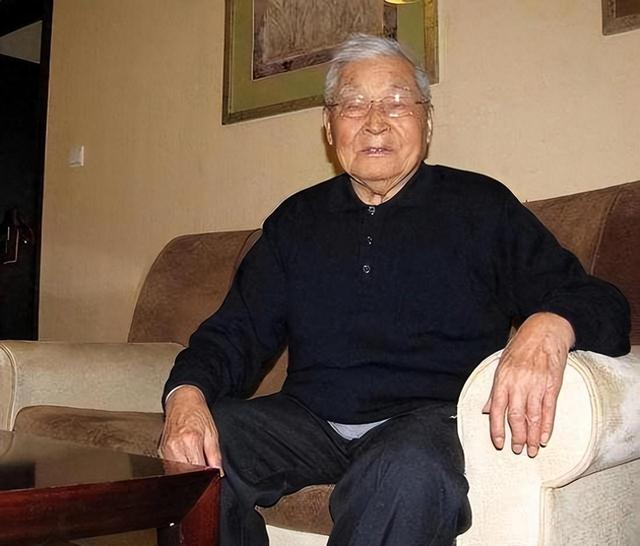 他19岁参加革命，后任徐州市委副书记，官至正厅级，终年98岁