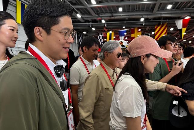 这次，现身九三阅兵的霍家，揭开李嘉诚仅剩的体面，霍震霆说对了
