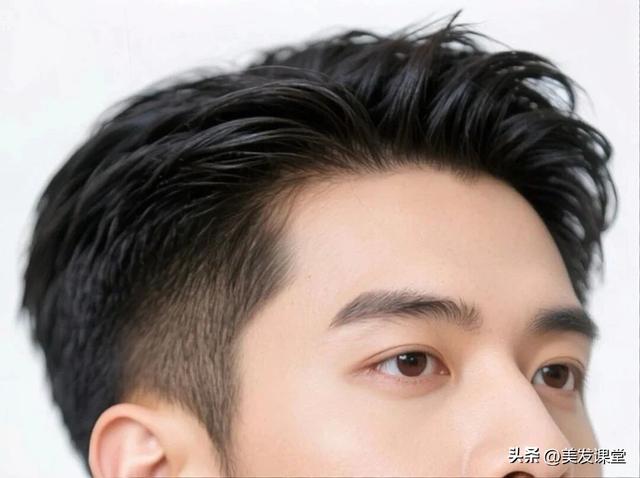 男生选对发型太重要了，剪个短发清爽又精神，出门不费时间打理