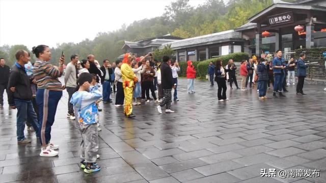 白天穿越三国，夜晚小区观影！南漳的国庆打开方式太独特了