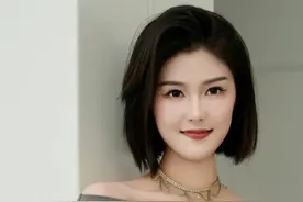 车模程儿，利落短发搭配灰色露肩上衣与牛仔简约穿搭勾勒曼妙身姿图片