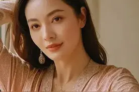 楼上邻居的蕾丝内衣掉到我的阳台，发生一段风流往事图片