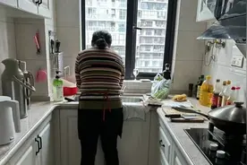 多年不联系的同学雨夜登门，住我家12天，离开前提醒我留意收快递图片