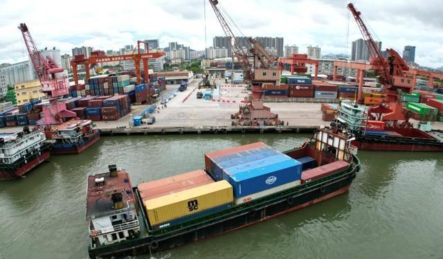 全面反华？卡尼正式通知中国：加征25％关税，中企必须卷铺盖走人