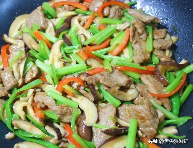 4种家常食材！芹菜香菇炒肉片鲜香下饭，全程大火快炒超入味
