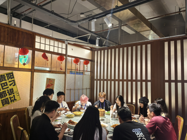 2025数博会｜主咖们夜游青云市集，体验贵阳“双面魅力”