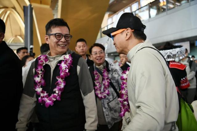 昆明冬日氛围感拉满！跟着香港明星足球队，解锁翠湖海鸥+梧桐黄墙的浪漫剧本