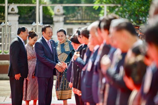39岁泰国新晋第一夫人首次出访就惊艳！一身粉裙太少女，美如明星