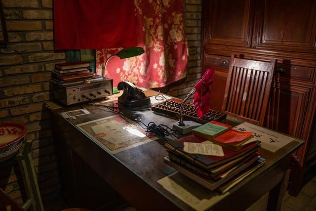 我给嫂子送孩子衣服，她刚出浴围着浴巾，红着脸让我进去喝水